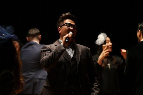 이날 행사에 초대가수로 초청된 가수 김태우의 공연